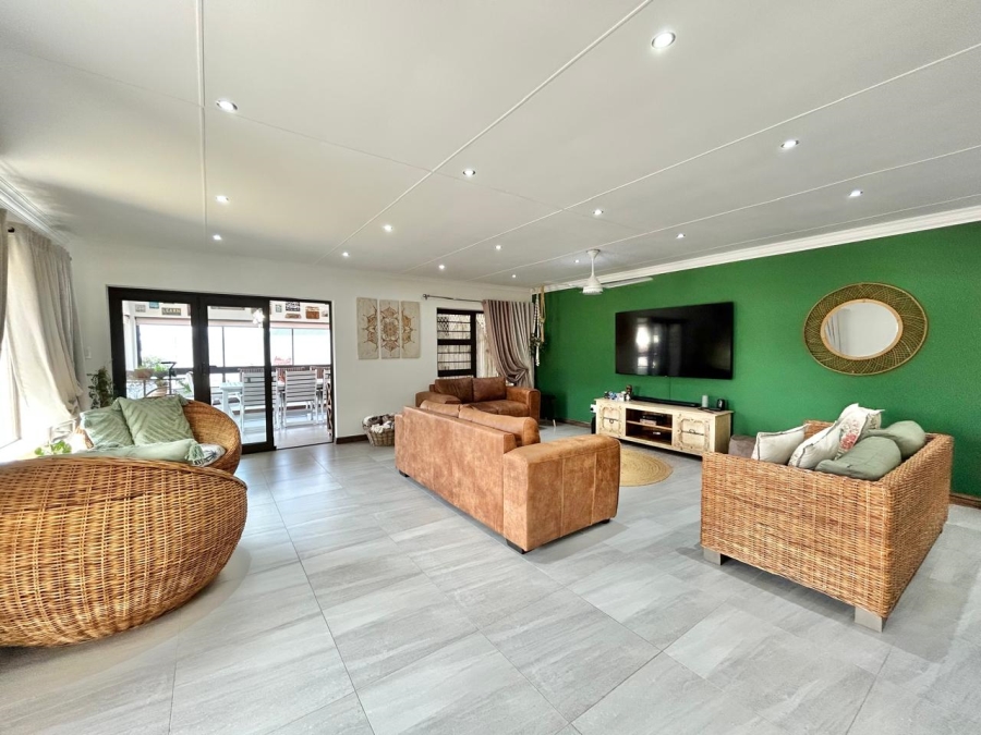 4 Bedroom Property for Sale in Wavecrest Eastern Cape
